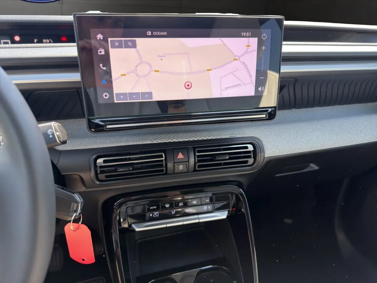 Vue intérieure centrée sur l'écran tactile 10,25 pouces et la console centrale du Citroën C3 Turbo 100 BVM6 MAX 2025.