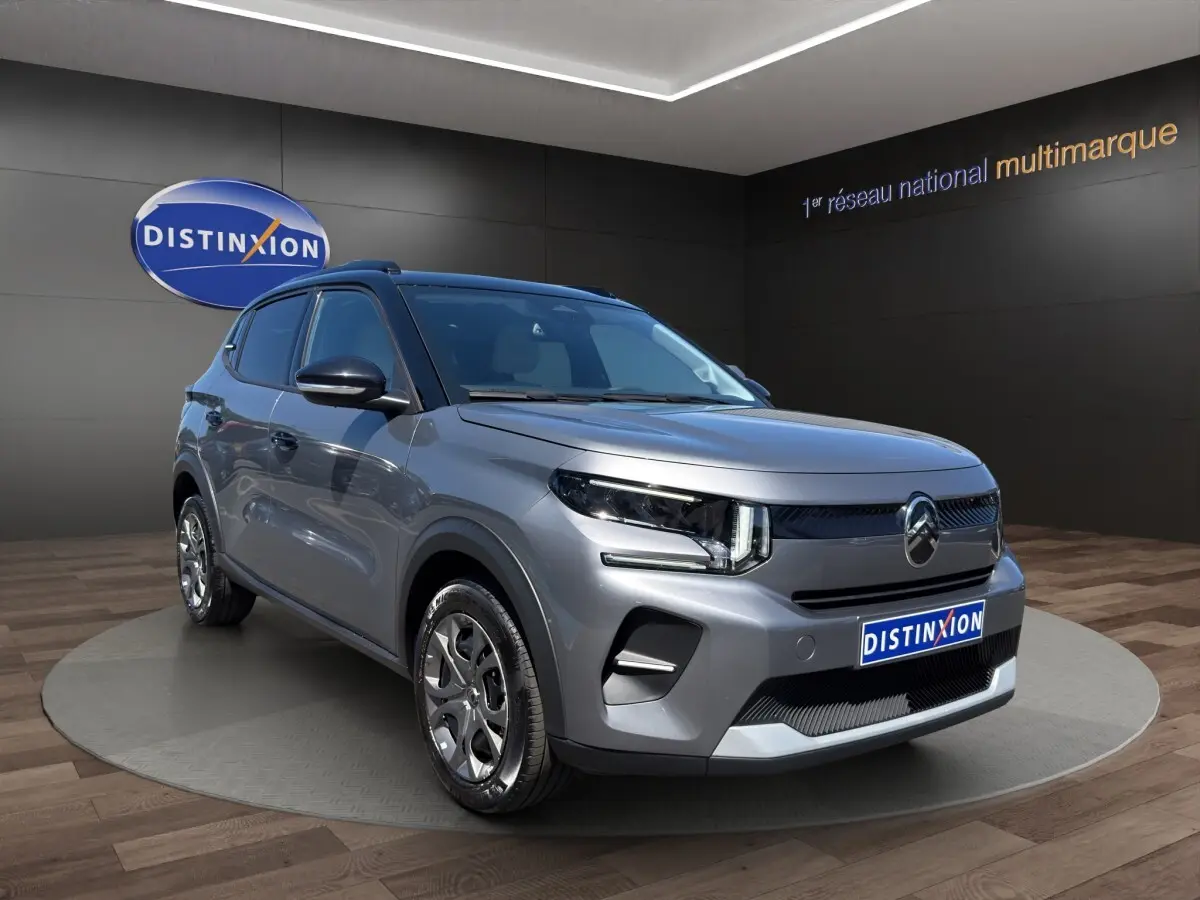 Citroën C3 Turbo 100 BVM6 gris foncé en 3/4 avant droit avec toit bi-ton noir en showroom.