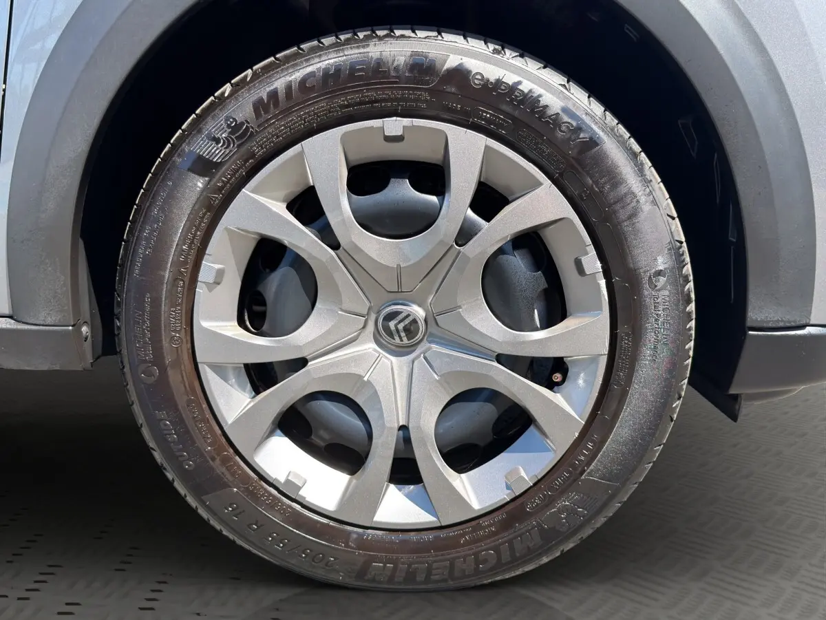 Gros plan sur la roue avant droite d'une Citroën C3 2025 gris foncé avec jante alliage et pneu Michelin.