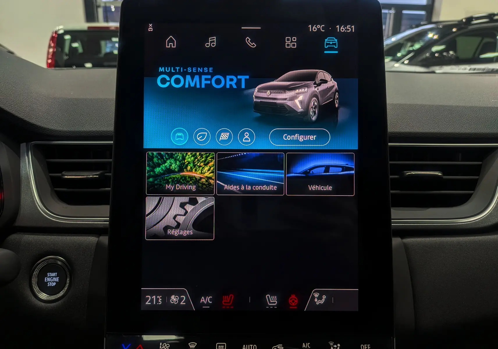Écran tactile central du tableau de bord du Renault Captur gris Cassiopé, affichant le mode de conduite Comfort.