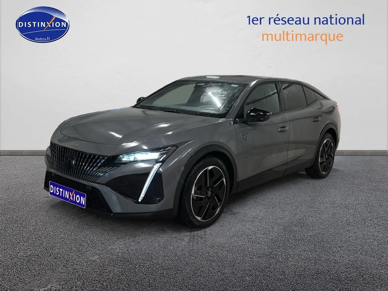 Peugeot 408 Hybrid gris sellenium en 3/4 avant droit avec feux LED et jantes alu noires.