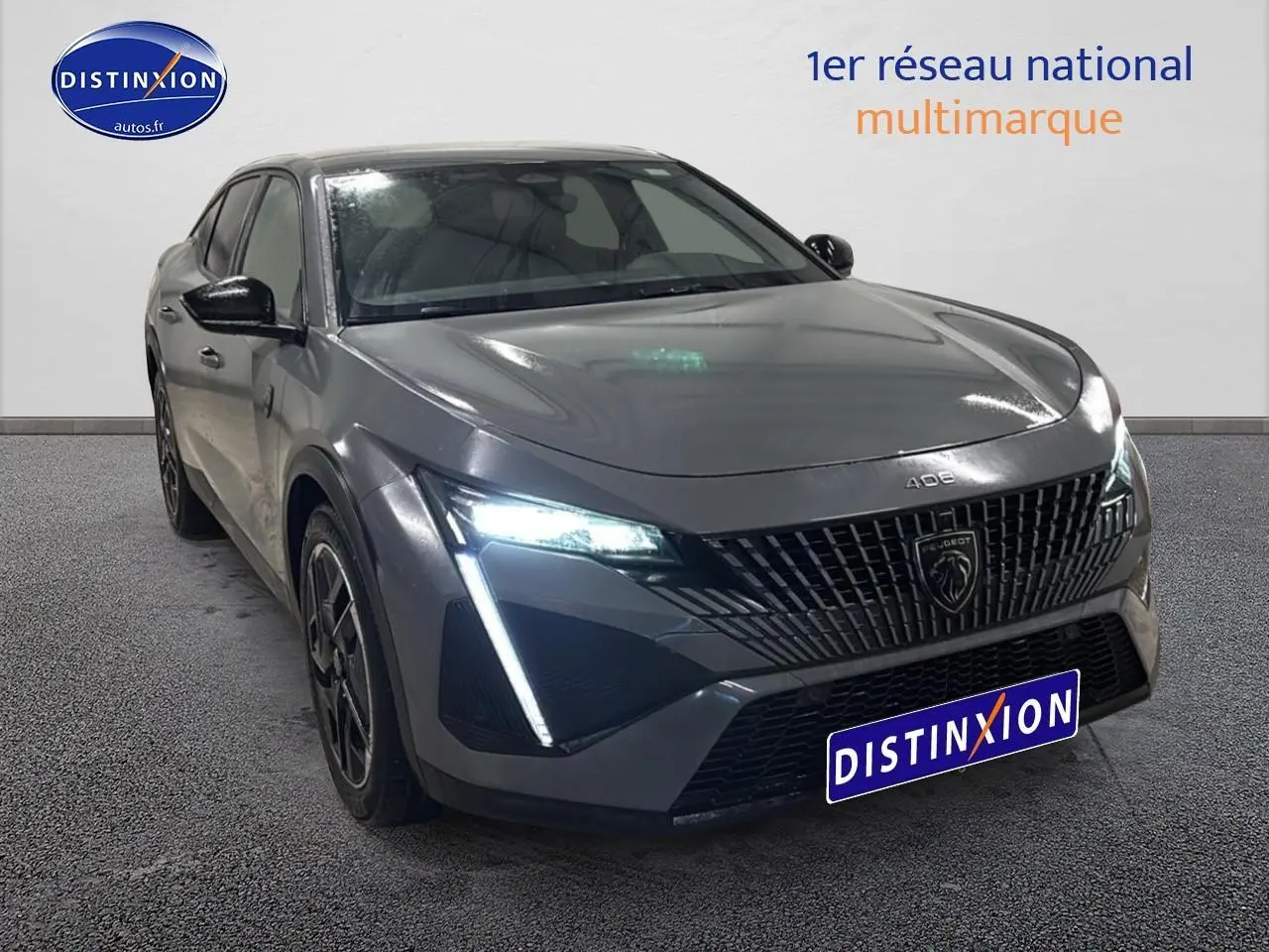 Peugeot 408 Hybrid gris sellenium en 3/4 avant gauche avec phares LED allumés et calandre distinctive.