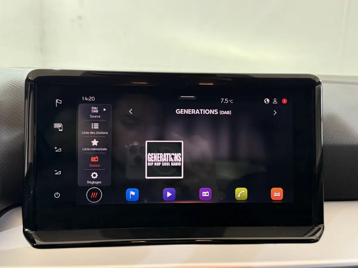 Écran tactile central 9,2 pouces du tableau de bord de la SEAT Ibiza 1.0 TSI 110 FR noire, affichage multimédia et température extérieure.