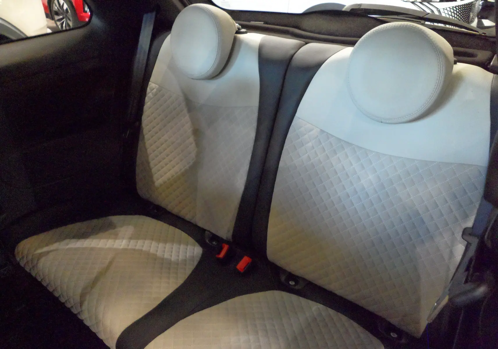 Vue intérieure des sièges arrière gris clair matelassés de la Fiat 500 1.0 70 CH Hybride DolceVita 2021.