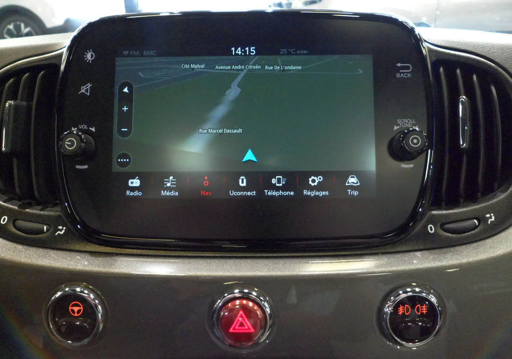 Écran tactile central du tableau de bord de la Fiat 500 hybride 2021 avec navigation et commandes intégrées.