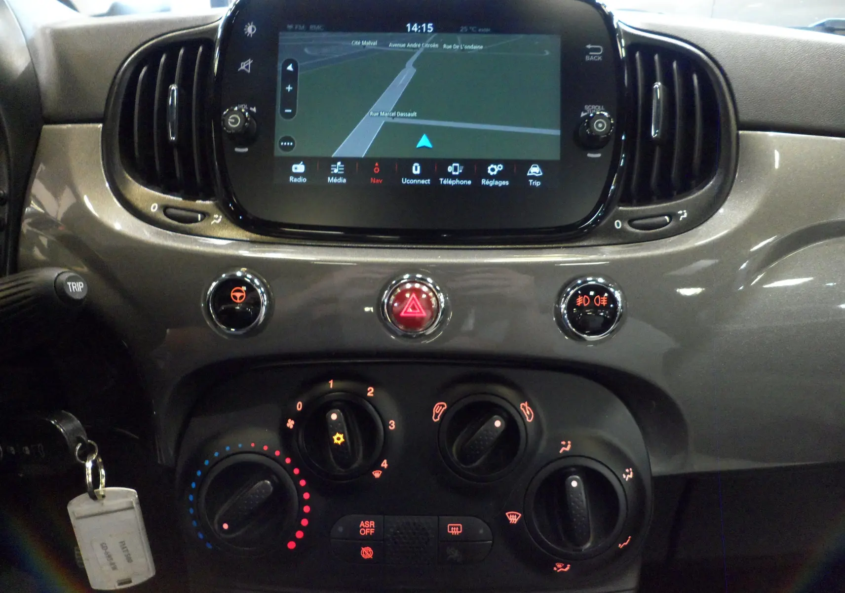 Tableau de bord de FIAT 500 Electroclash Grey 2021, vue frontale centrée sur l'écran tactile et commandes climatiques.