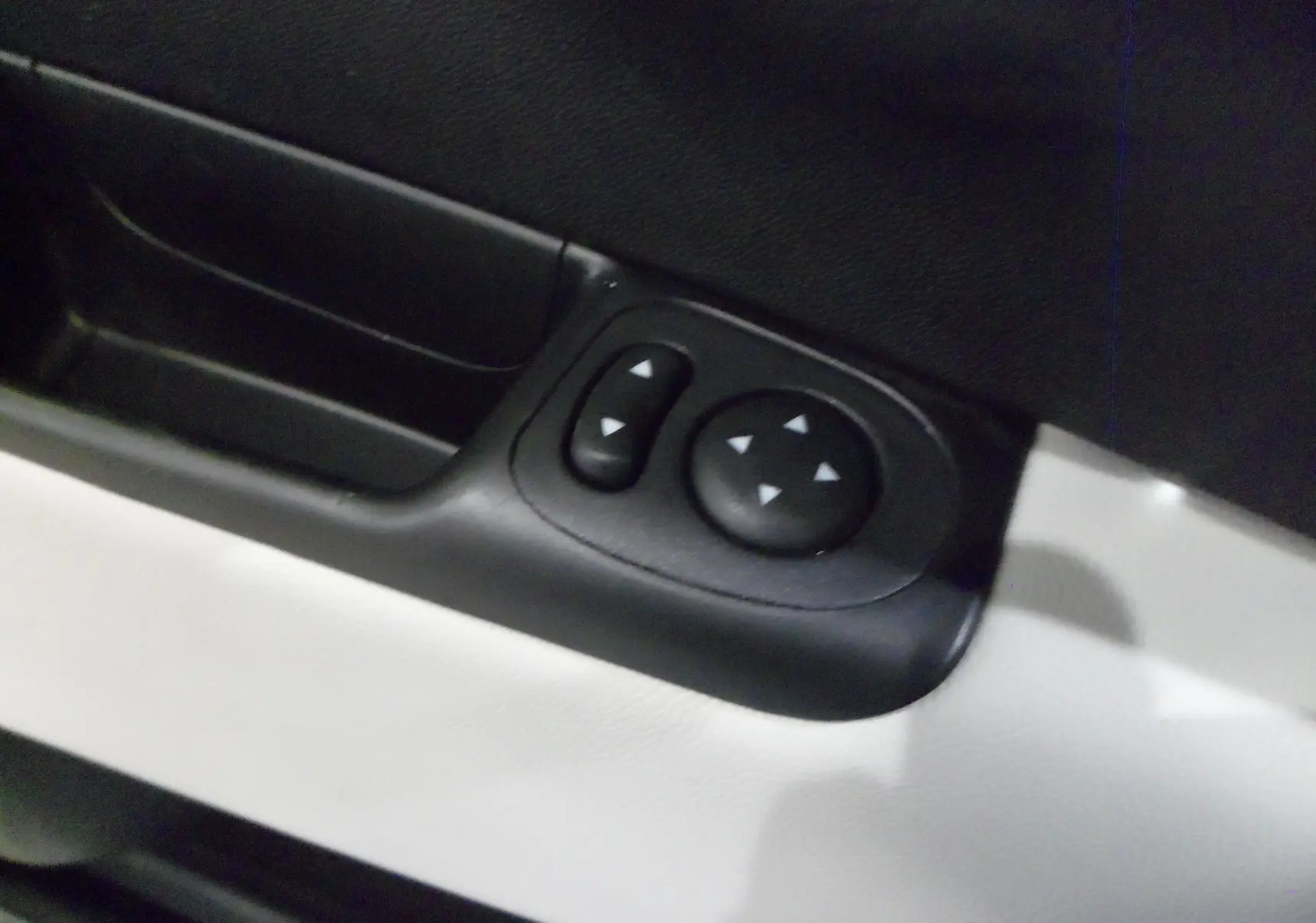 Commande des réglages des rétroviseurs sur la portière intérieure d'une FIAT 500 Electroclash Grey, version hybride 2021.