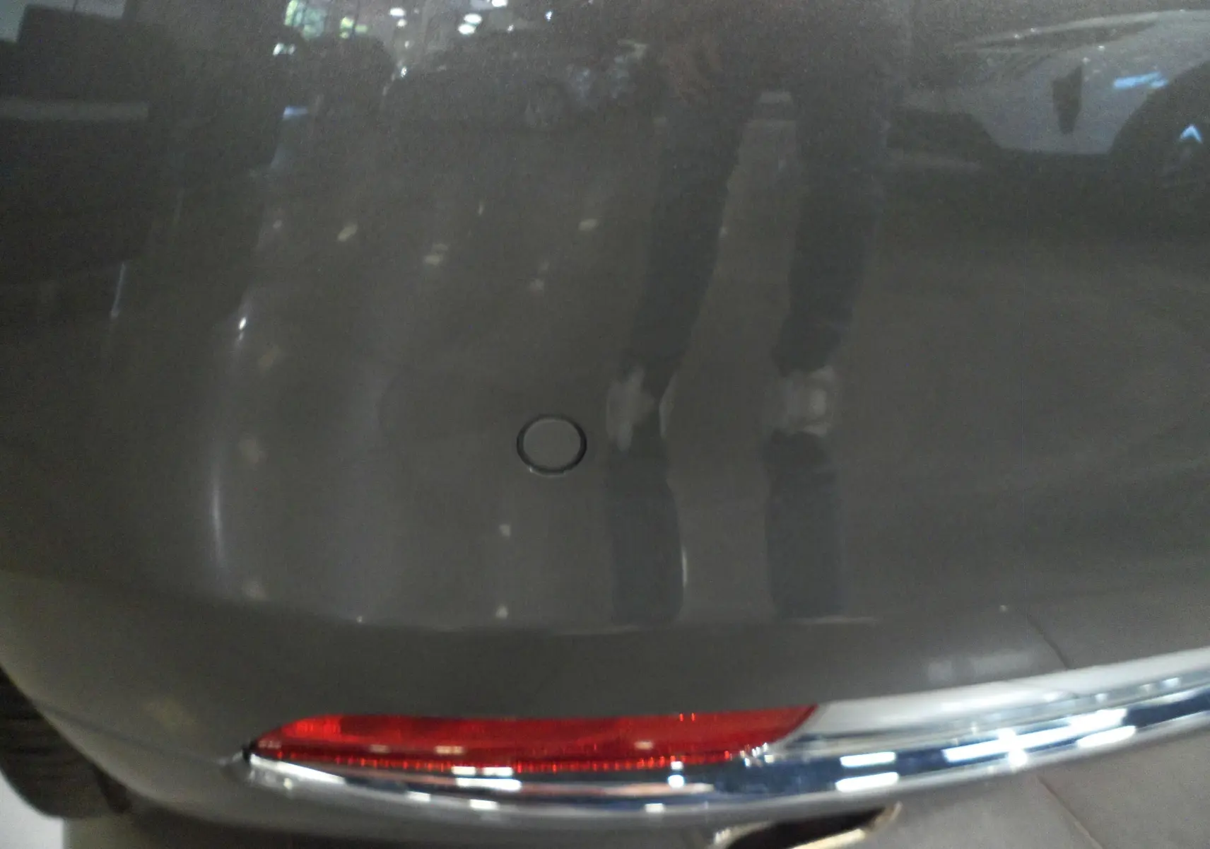 Gros plan sur le feu arrière droit et la peinture Electroclash Grey d'une Fiat 500 hybride 2021, finition DolceVita.