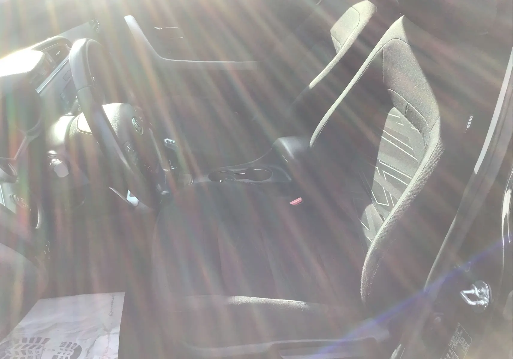 Vue intérieure côté conducteur d'une Kia CEE'D SW noire 2017, mettant en valeur le siège sport et le volant multifonction.