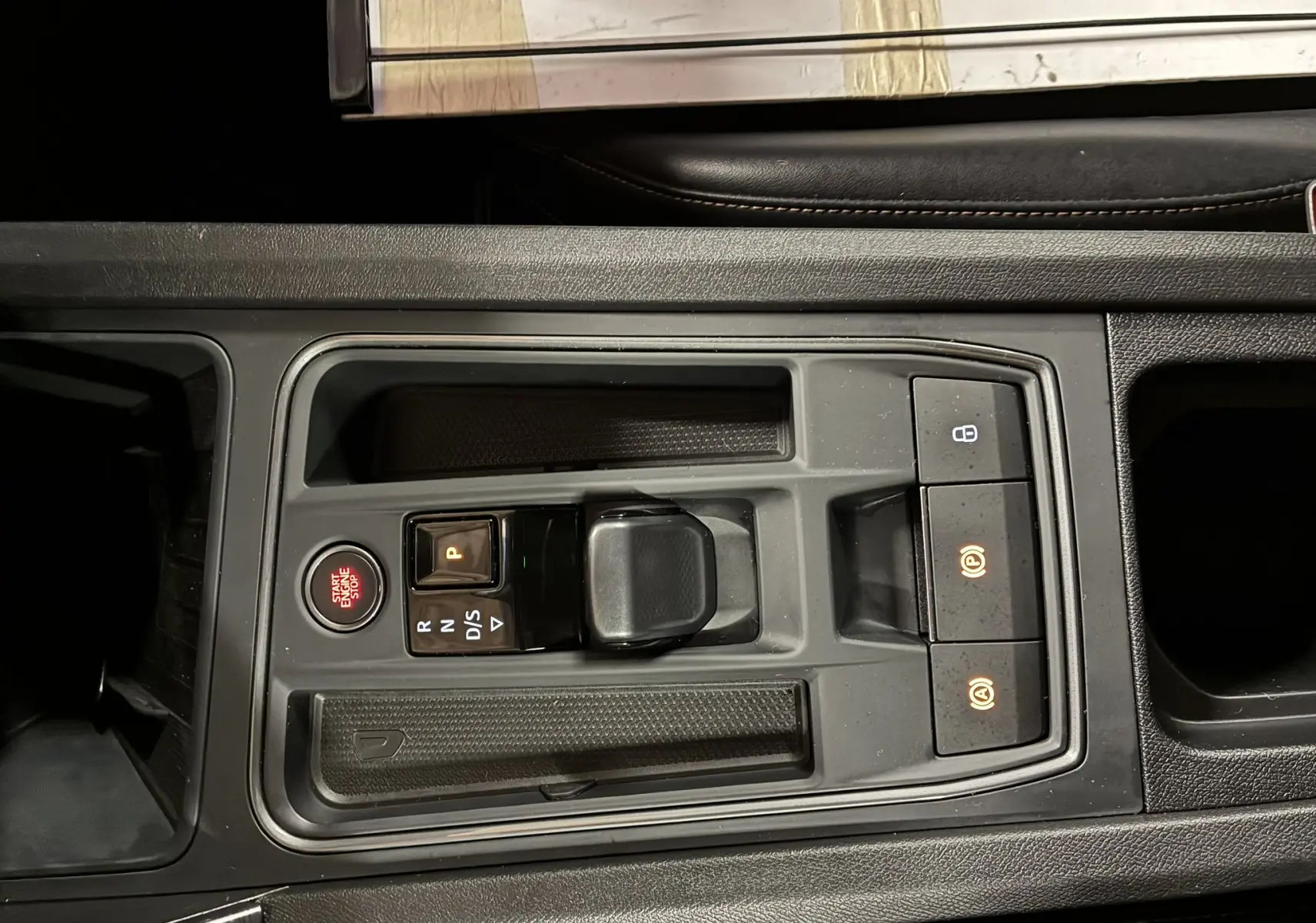 Vue plongeante sur la console centrale noire du CUPRA Formentor 1.4 E-HYBRID 2023 avec bouton start/stop et sélecteur de boîte auto.