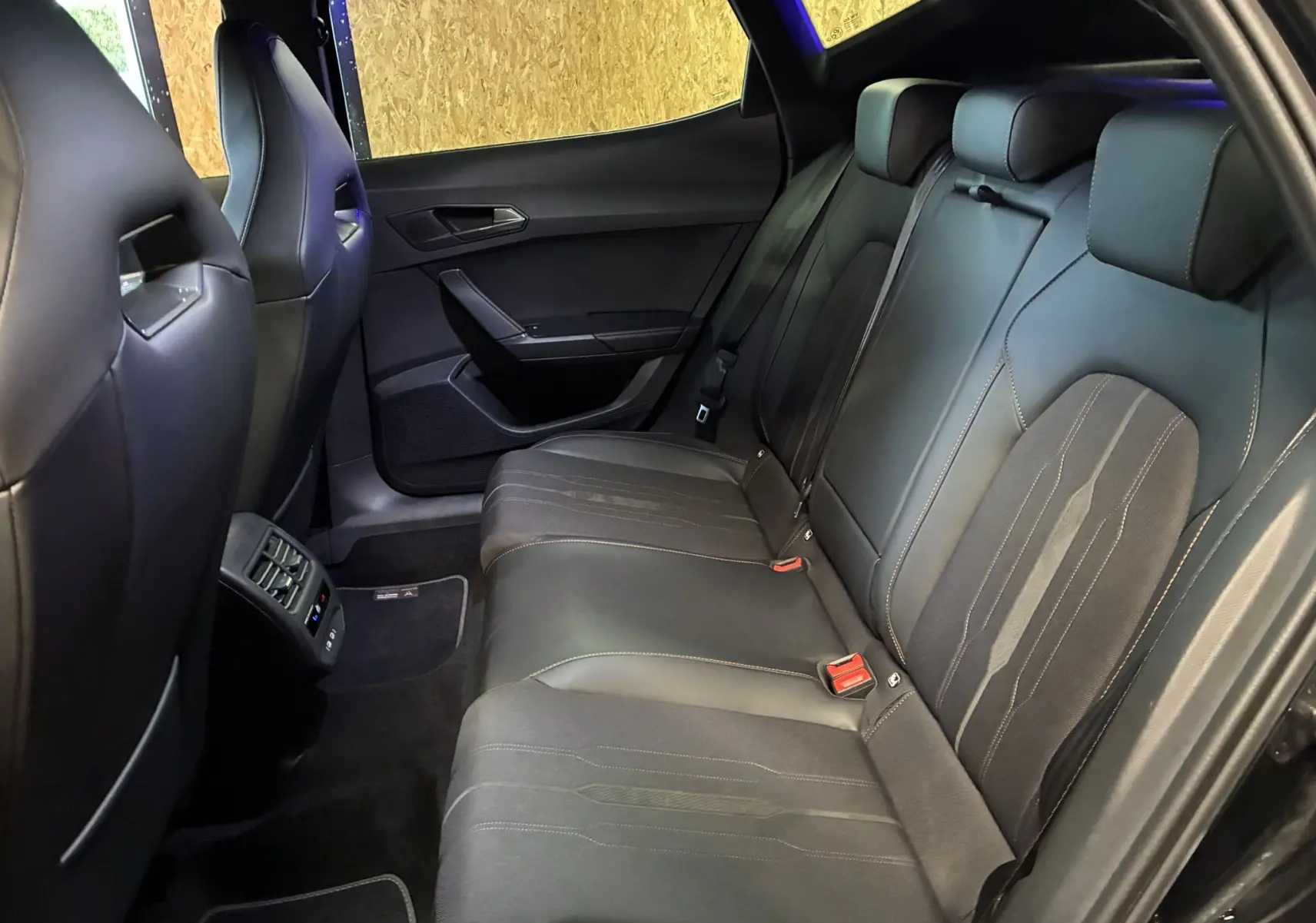 Vue intérieure côté droit des sièges arrière noirs en tissu et cuir du CUPRA Formentor 1.4 E-HYBRID 2023.