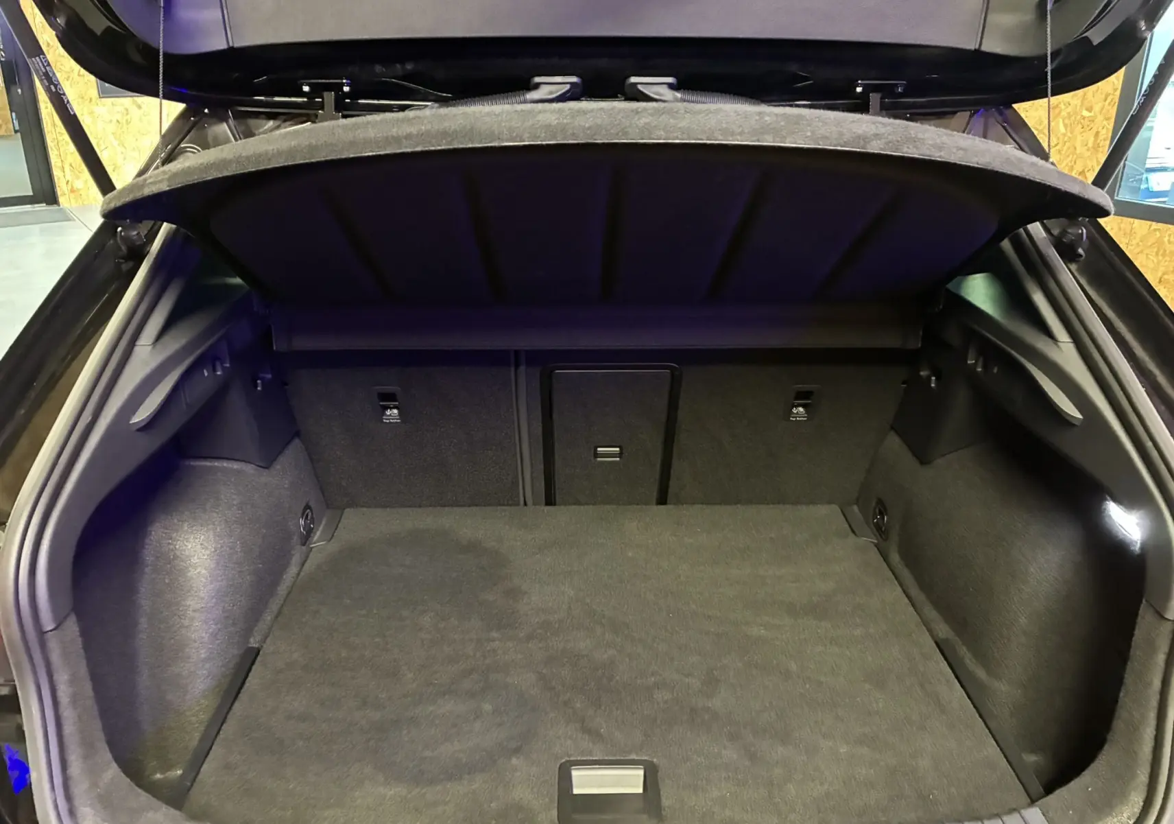 Coffre ouvert vu de l'arrière d'une CUPRA Formentor noir 1.4 E-HYBRID 245 DSG6 VZ, espace de chargement spacieux.