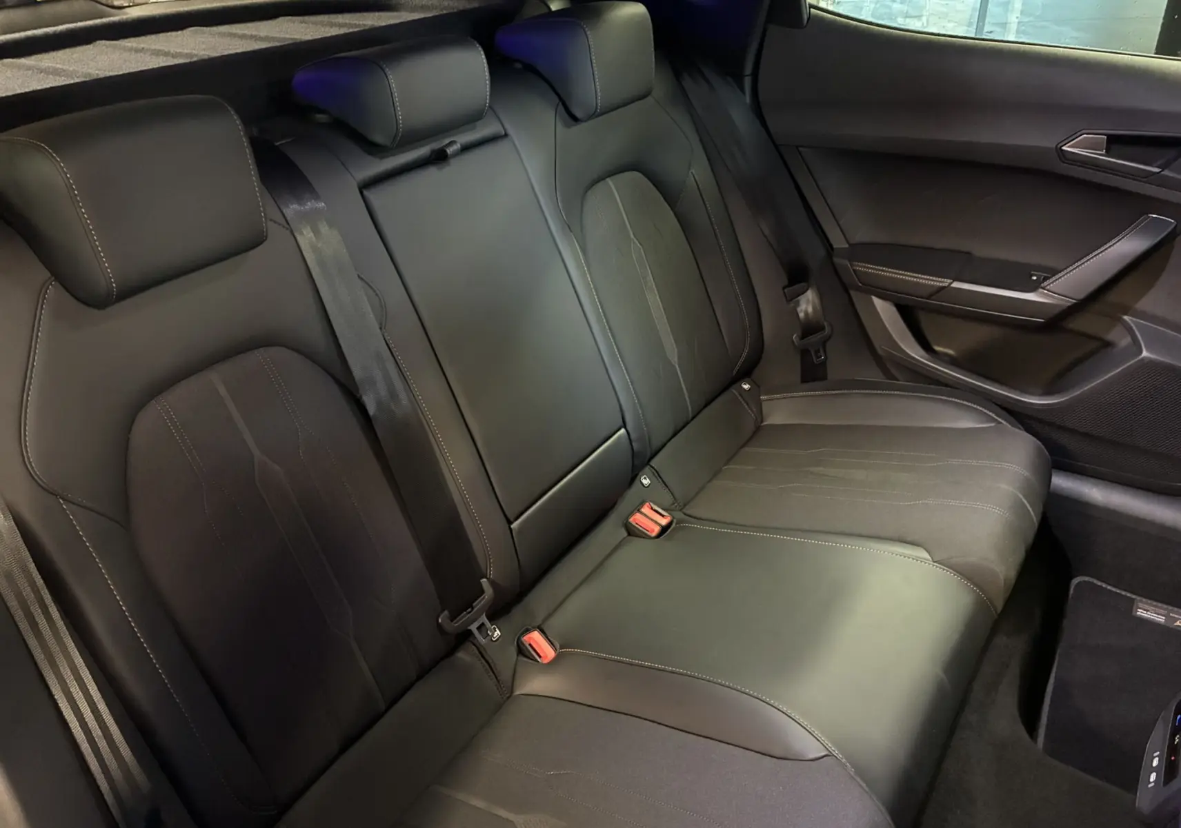 Vue intérieure côté droit des sièges arrière noirs en tissu et cuir du CUPRA Formentor 1.4 E-HYBRID 2023.