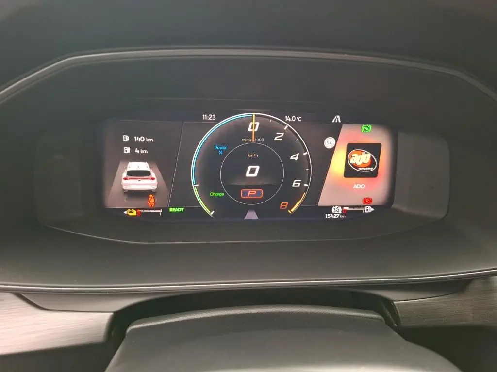 Tableau de bord numérique du CUPRA Formentor 1.4 E-HYBRID 245 DSG6 VZ 2023, affichage central en couleurs.