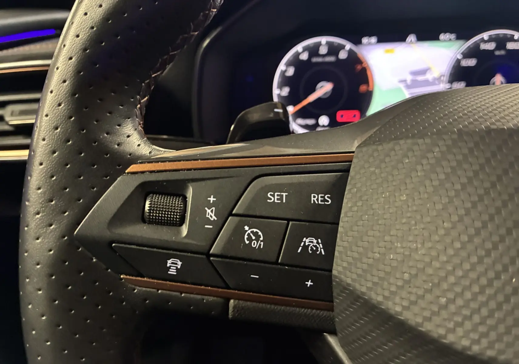 Gros plan sur les commandes du volant côté gauche du CUPRA Formentor noir 2023, avec boutons de régulateur de vitesse et aides à la conduite.