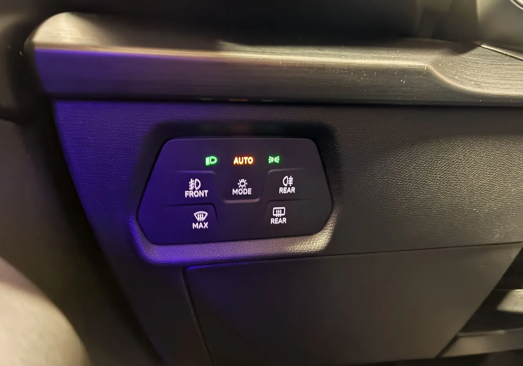 Panneau de commandes d’éclairage intérieur noir avec voyants verts et orange dans une CUPRA Formentor 2023.