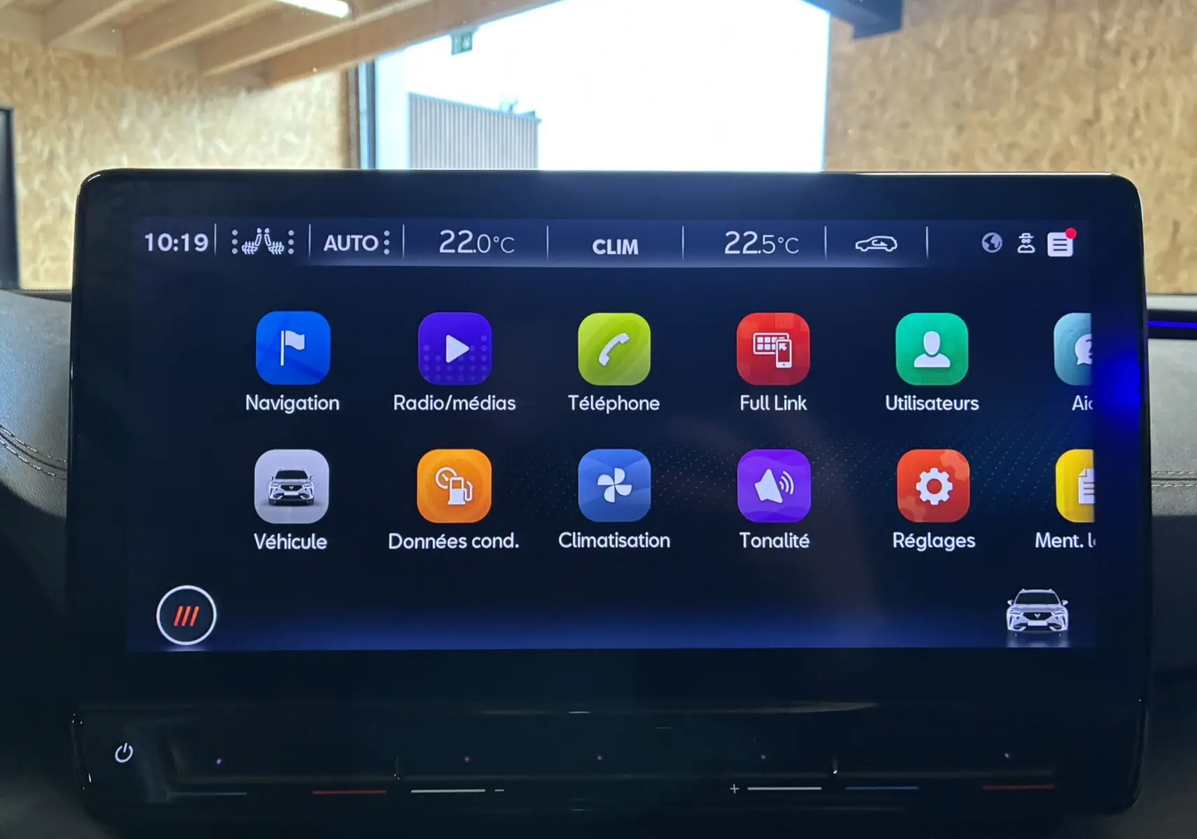 Écran tactile central du tableau de bord de la CUPRA Formentor noir, affichant les menus de navigation et climatisation.