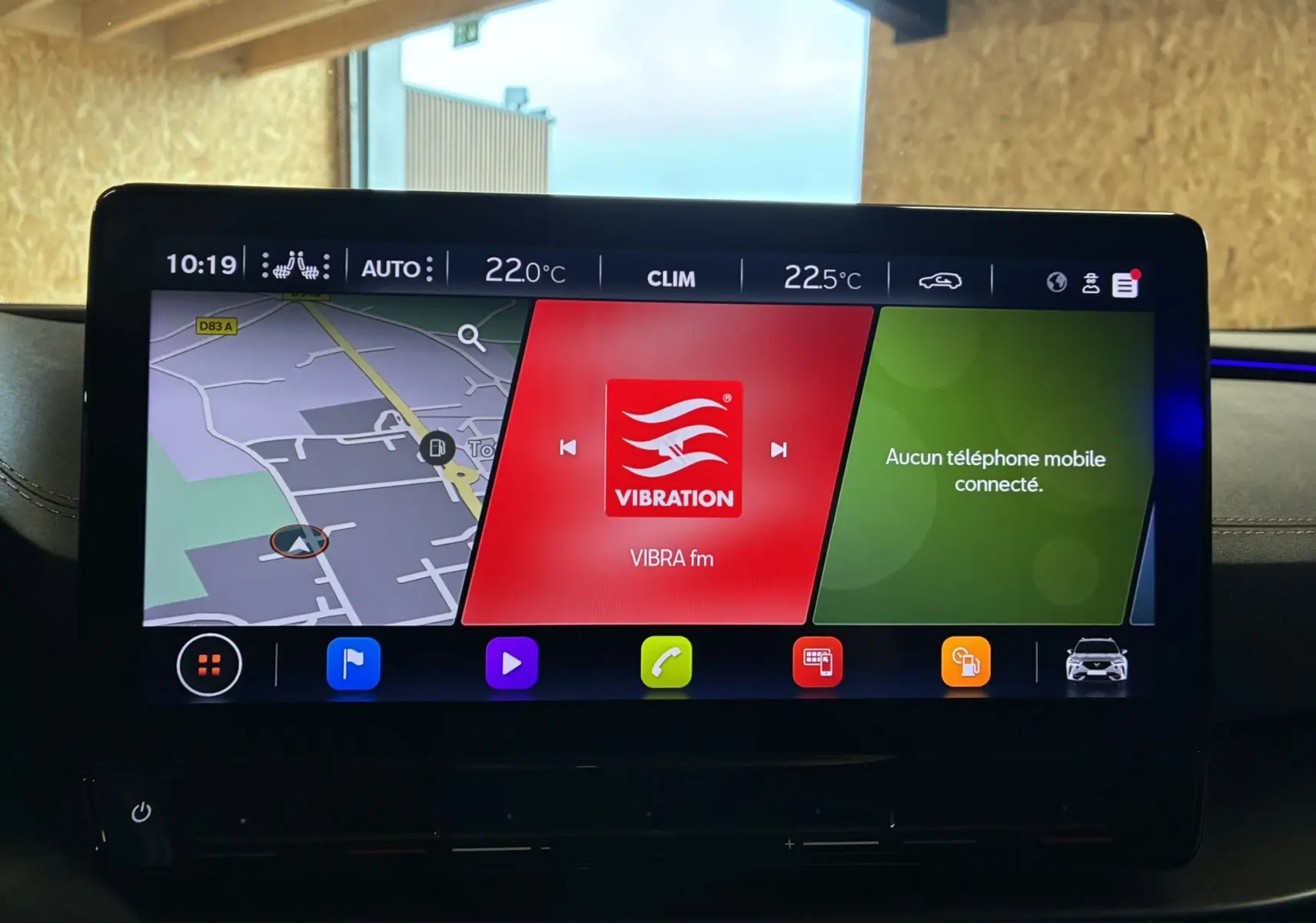 Écran tactile central du tableau de bord de la CUPRA Formentor noir, affichant navigation, radio et connectivité mobile.