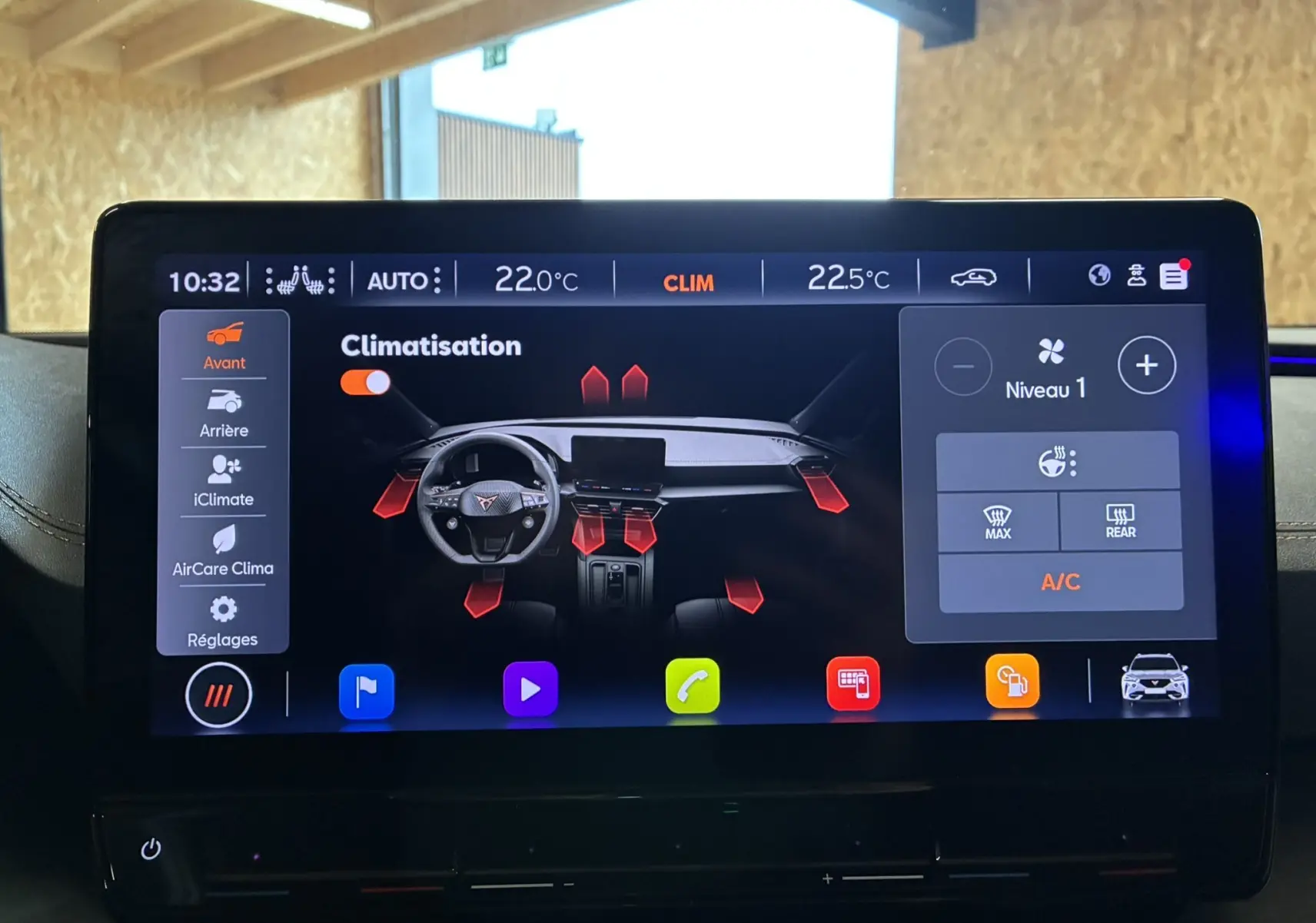 Écran tactile du système de climatisation du CUPRA Formentor 2023, affichant les réglages de température et ventilation.