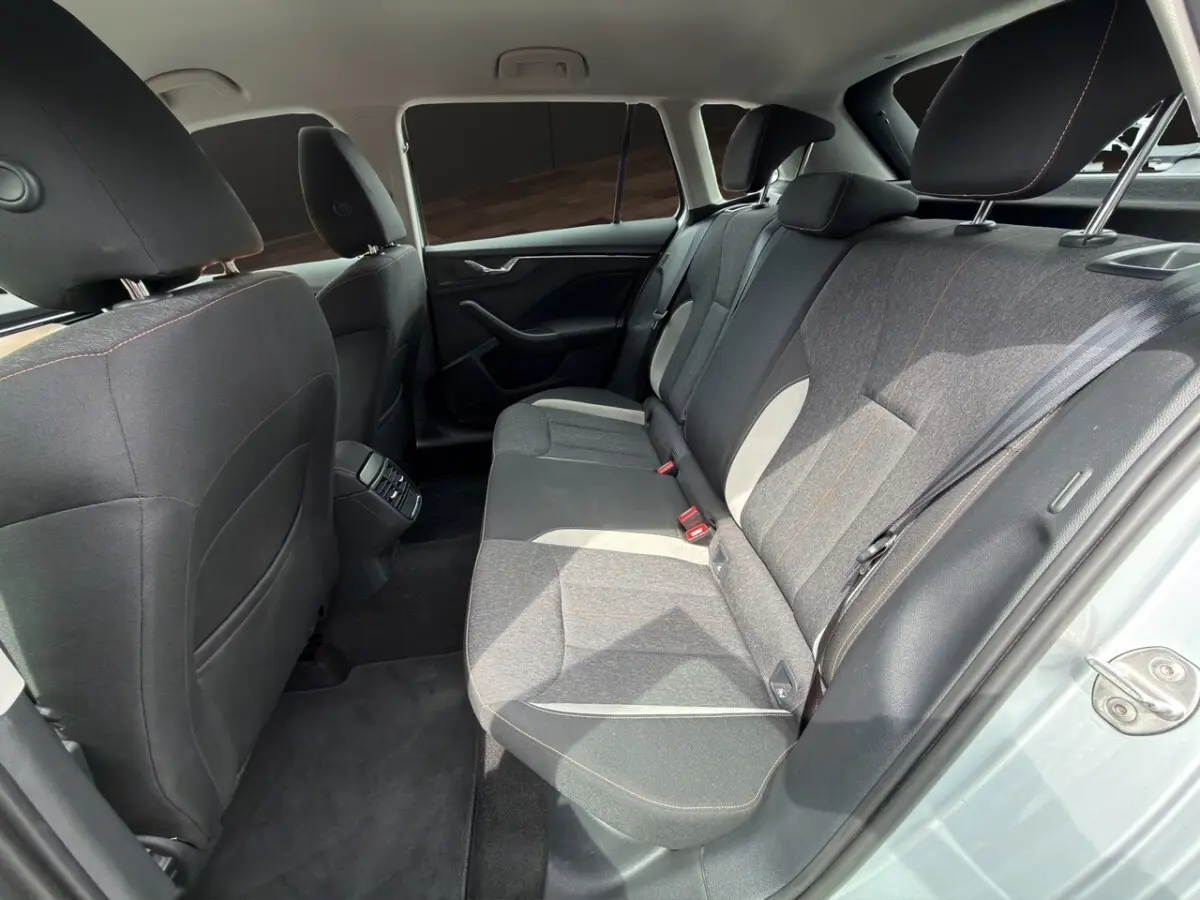 Vue intérieure côté droit des sièges arrière gris foncé avec surpiqûres orange du Skoda Kamiq gris clair 2023.
