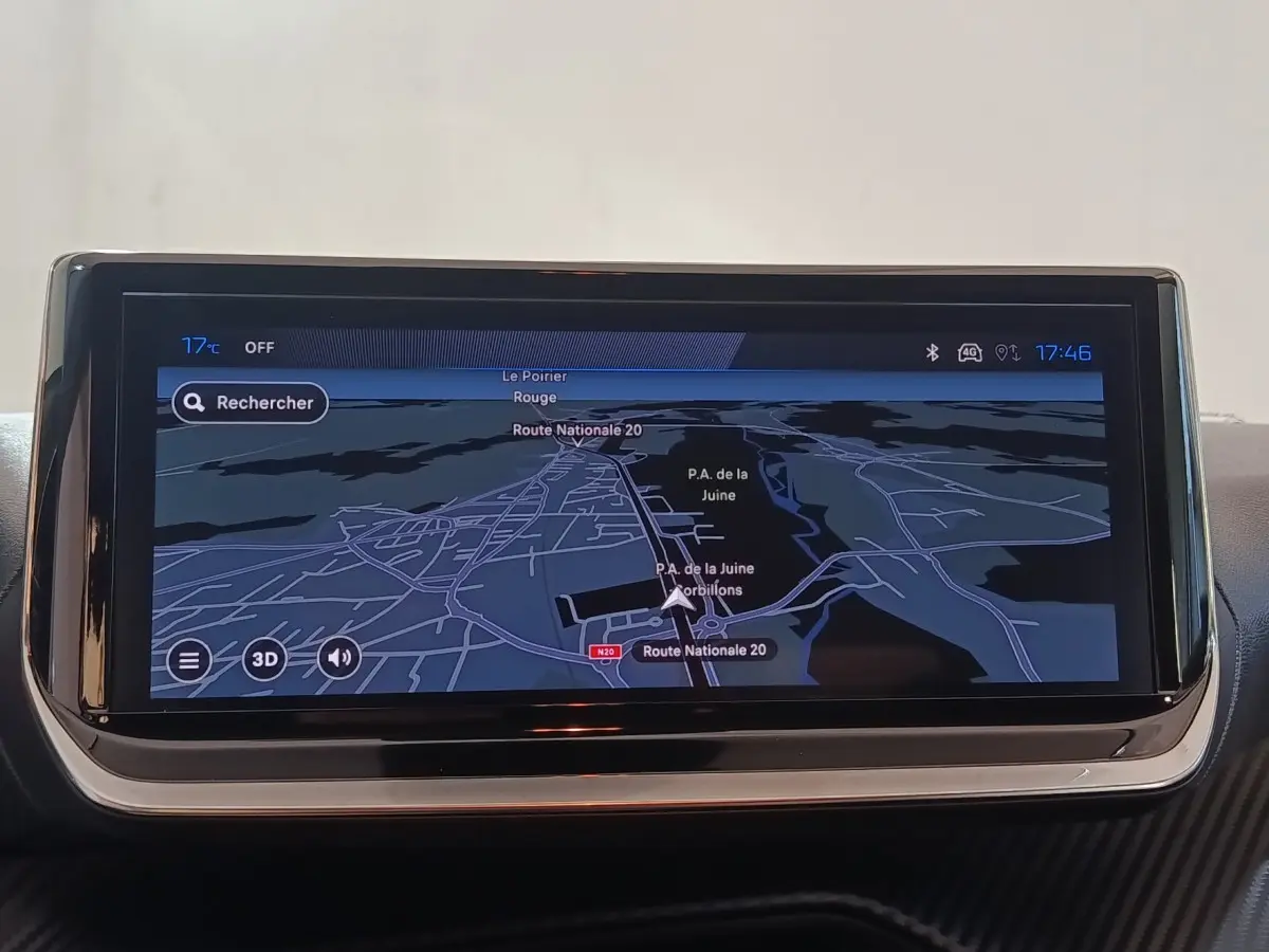 Écran tactile central du tableau de bord de la Peugeot 208 Hybrid Style affichant la navigation GPS.