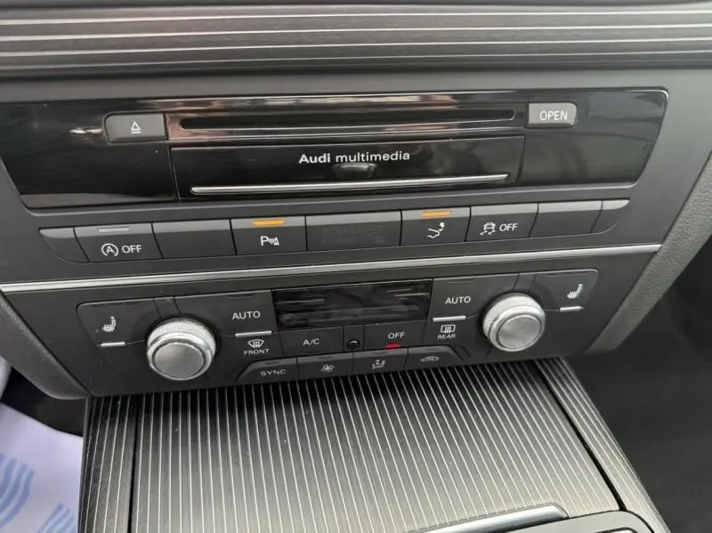 Tableau de bord de l'Audi A7 Sportback 2018 montrant la console centrale avec commandes de climatisation et multimédia.