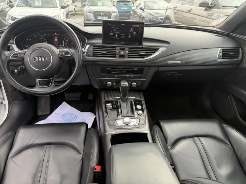 Vue intérieure de l'Audi A7 Sportback 2018, tableau de bord et console centrale en finition noire avec écran multimédia.
