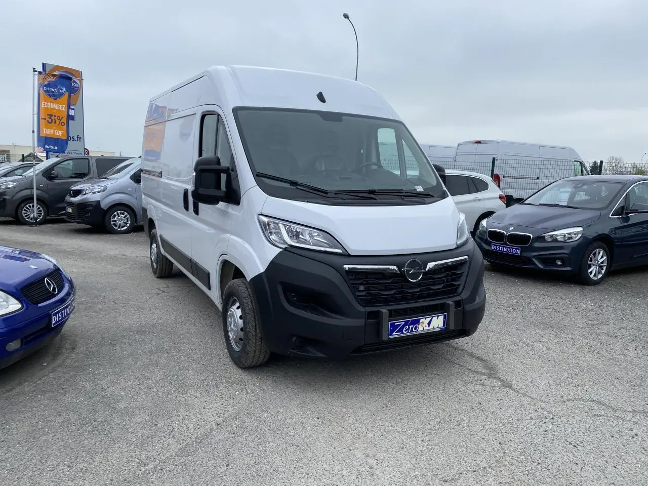 Fourgon blanc Opel Movano 3.5T vue 3/4 avant droit avec calandre noire et plaque Zero KM visible