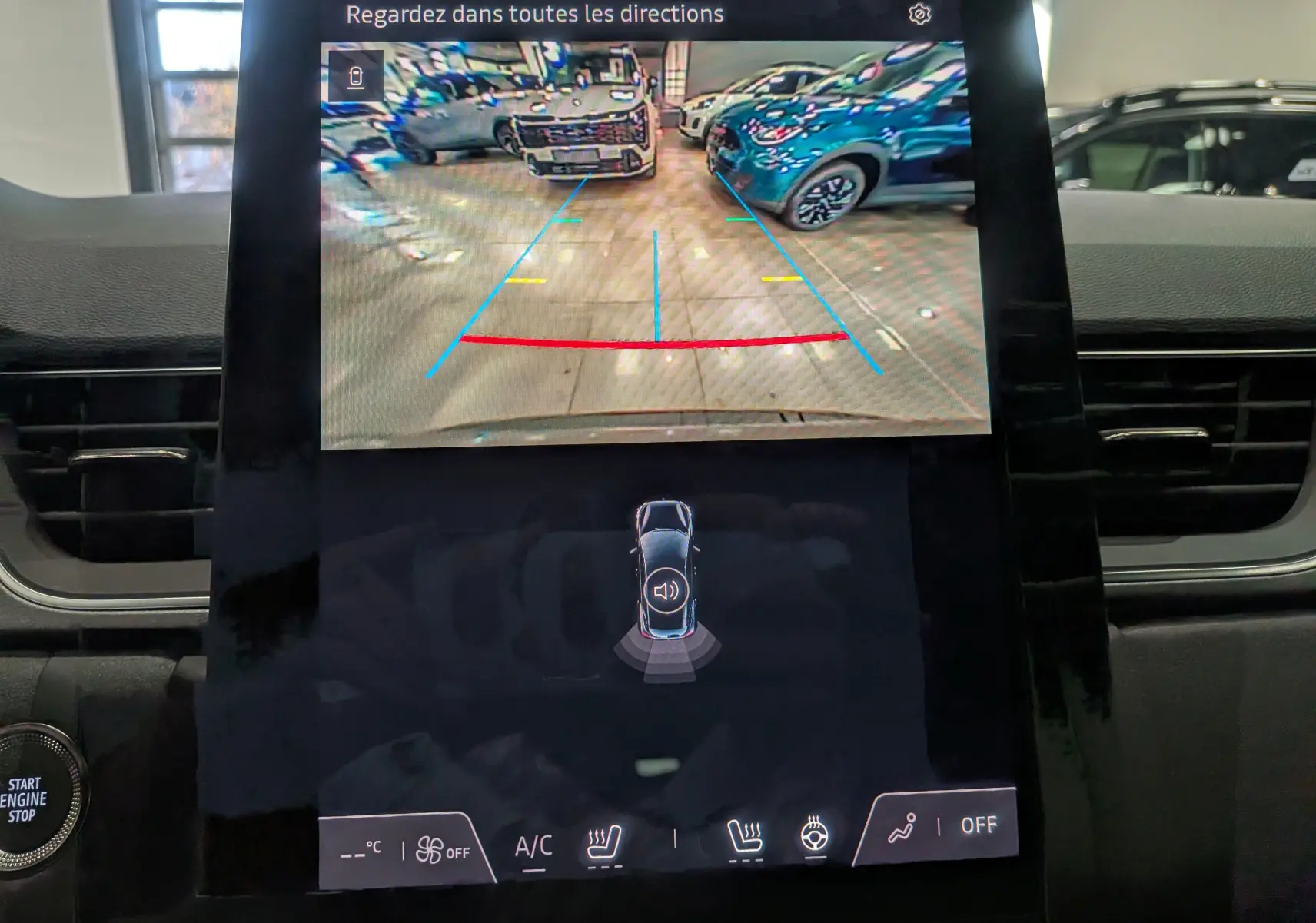 Écran central du Renault Captur 2025 montrant la caméra de recul avec vue arrière et aide au stationnement active.