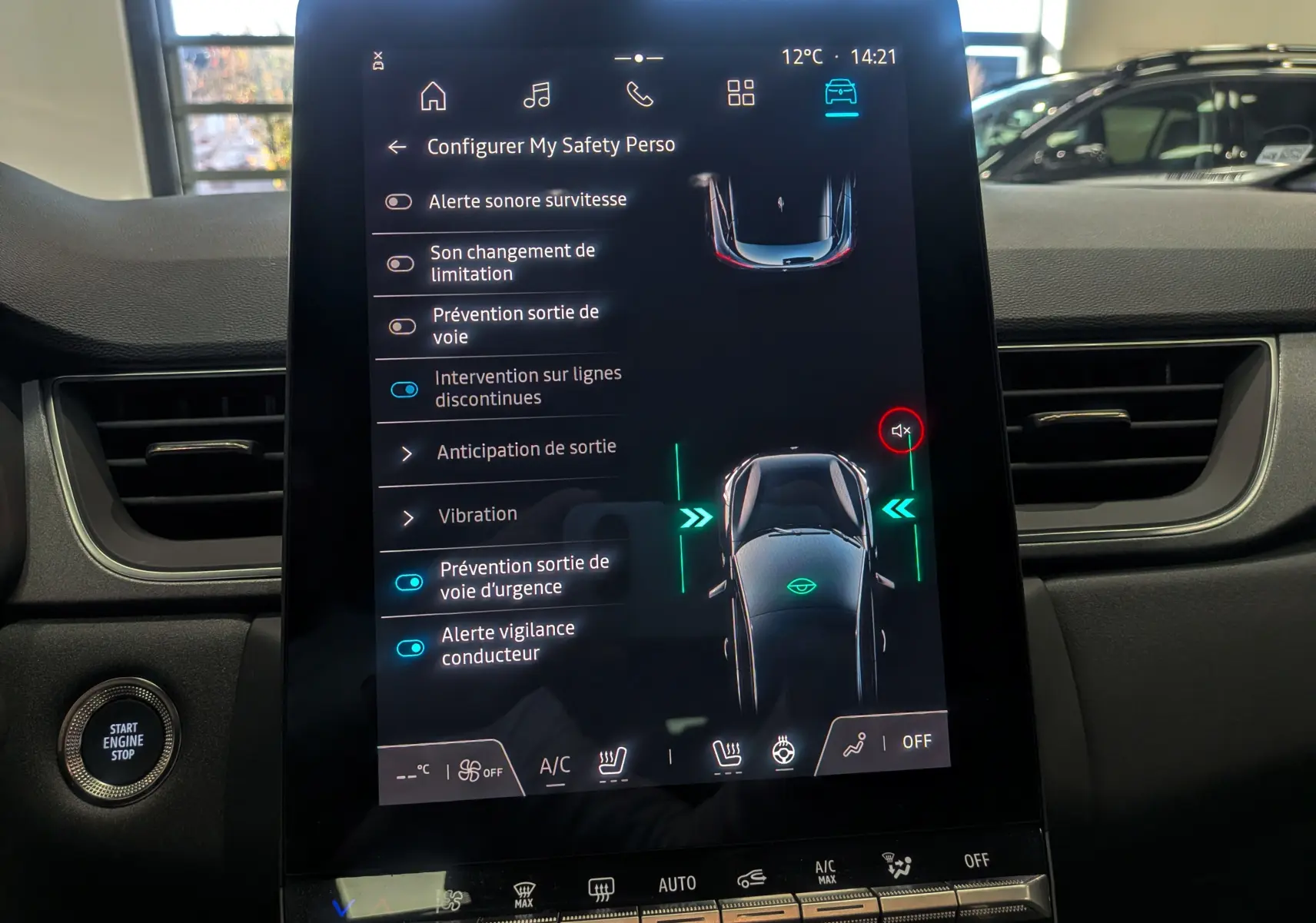 Écran tactile central du Renault Captur 2025 affichant les options d'aide à la conduite dans un intérieur noir.