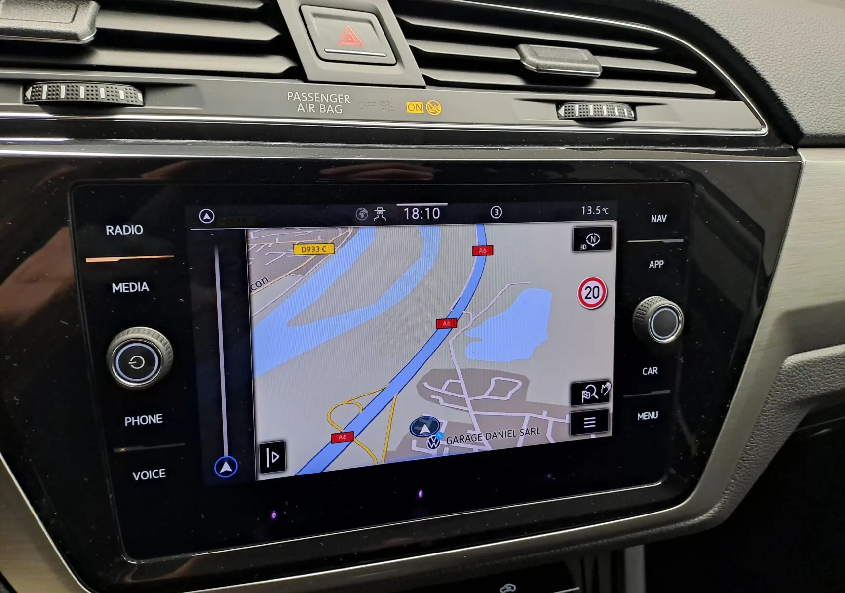 Vue rapprochée de l'écran tactile central du Volkswagen Touran 2024, affichant la navigation GPS.