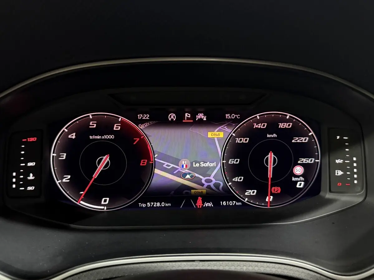 Tableau de bord numérique de la SEAT Ibiza 2024, affichage 3D navigation et compte-tours à 0 tr/min, vitesse à 0 km/h.