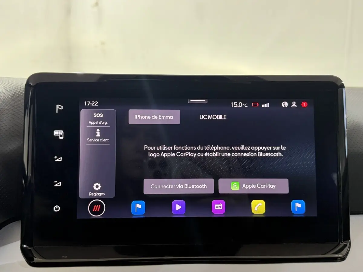 Écran tactile central de la SEAT Ibiza 1.0 TSI 110 FR 2024 affichant les options Bluetooth et Apple CarPlay.