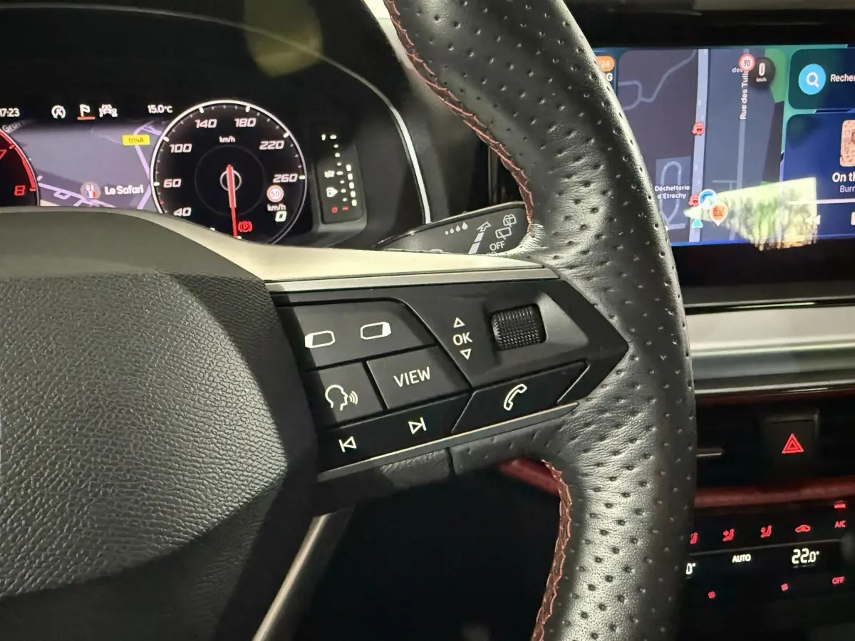 Gros plan sur le volant en cuir perforé avec commandes multifonctions et tableau de bord digital de la SEAT Ibiza 1.0 TSI 110 FR 2024.