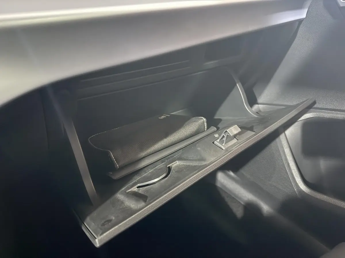 Gant de boîte à gants ouvert côté passager dans l'habitacle sombre d'une SEAT Ibiza gris foncé 2024.