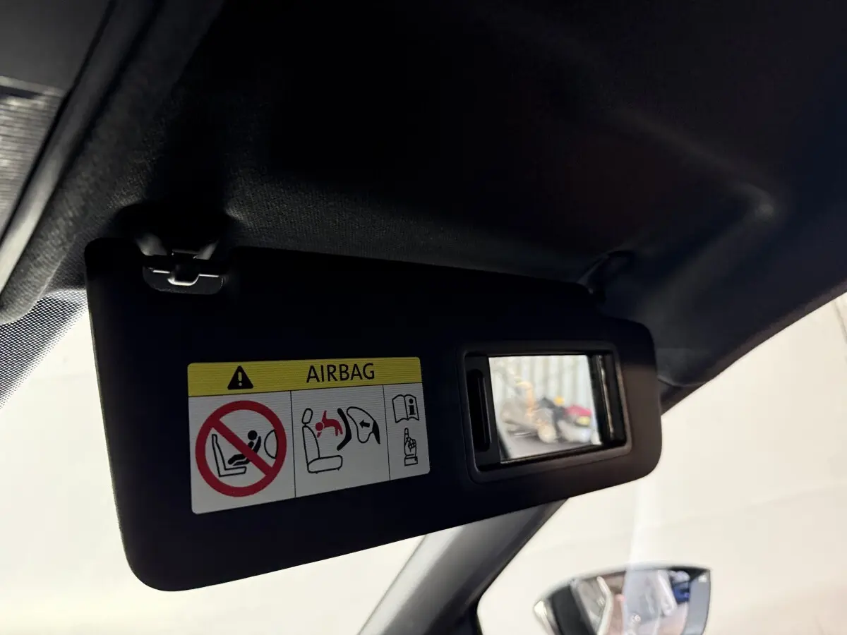 Détail du pare-soleil côté conducteur avec miroir et avertissement airbag dans un SEAT Ibiza gris foncé 2024.
