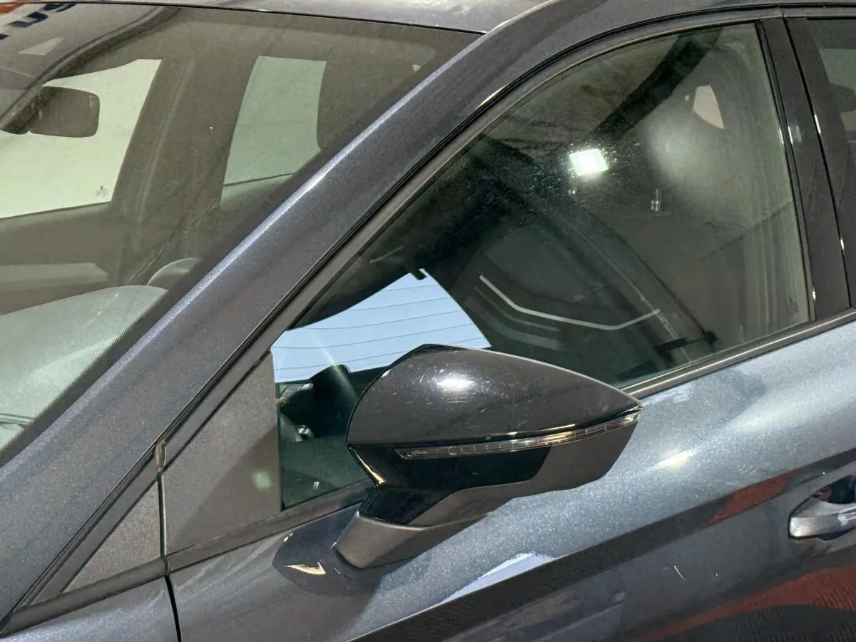 Gros plan sur le rétroviseur droit gris foncé de la SEAT Ibiza 1.0 TSI 110 FR 2024 avec clignotant intégré.