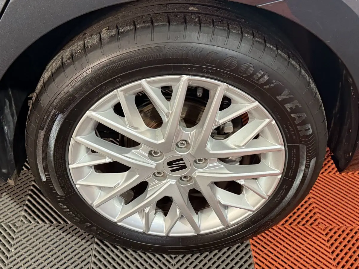 Gros plan sur la jante alliage argentée d’une SEAT IBIZA 1.0 TSI 110 FR gris foncé, pneu Goodyear visible.