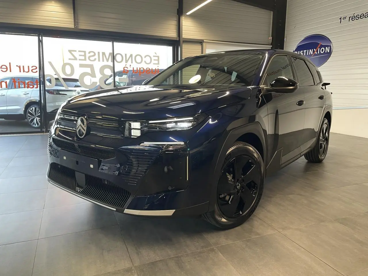 Citroën C5 Aircross bleu Azul en 3/4 avant droit, avec calandre noire brillante et jantes alliage noires.