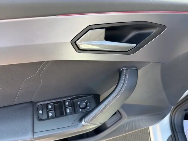 Détail de la porte côté conducteur de la CUPRA Formentor blanc 2025, avec poignée alu et commandes vitres intégrées.