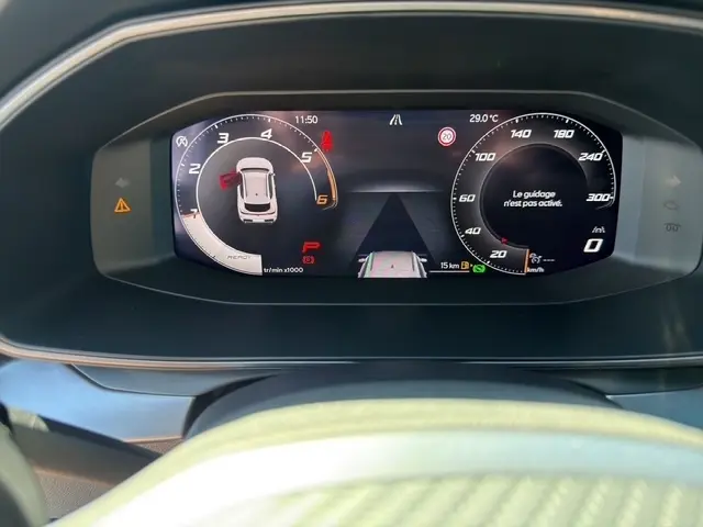 Vue rapprochée du combiné d'instruments numérique de la CUPRA Formentor 2.0 TDI 2025, affichage multifonctions avec indication d'aide à la conduite inactive.