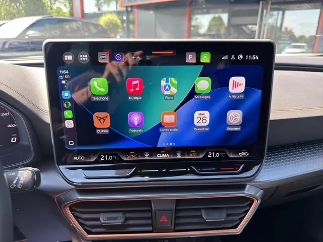 Écran tactile central 12,9 pouces de la CUPRA Formentor blanc, affichant Apple CarPlay et commandes climatisation.