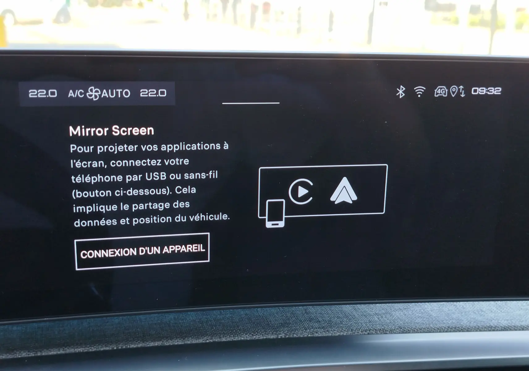 Écran tactile intérieur du Peugeot 3008 bleu Obsession 2024 affichant l'interface Mirror Screen.