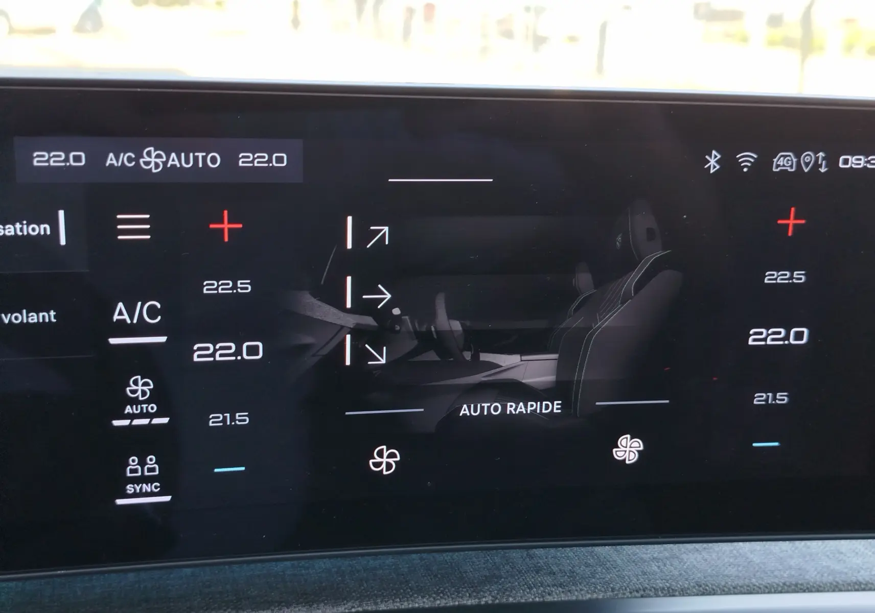 Écran tactile intérieur du Peugeot 3008 2024 affichant la climatisation automatique avec réglages de température et ventilation.