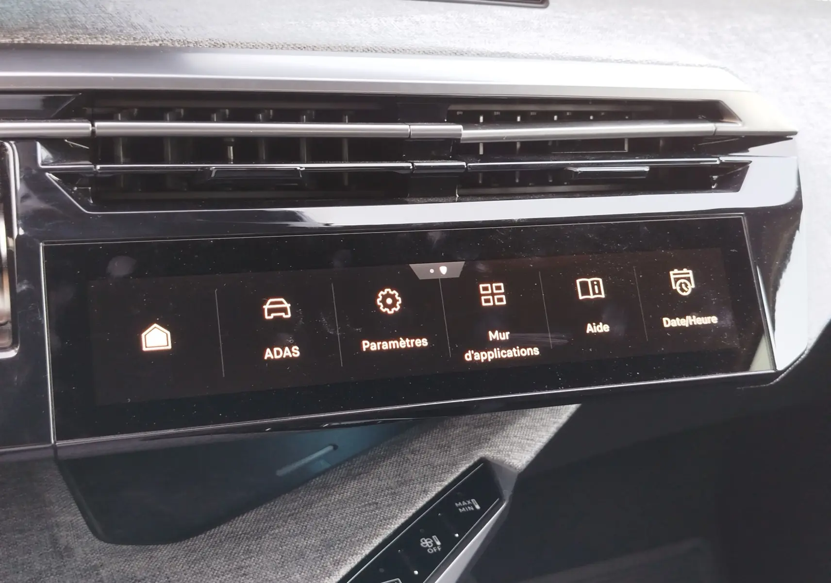 Vue rapprochée de l’écran tactile central et des commandes de climatisation du Peugeot 3008 Bleu Obsession 2024.