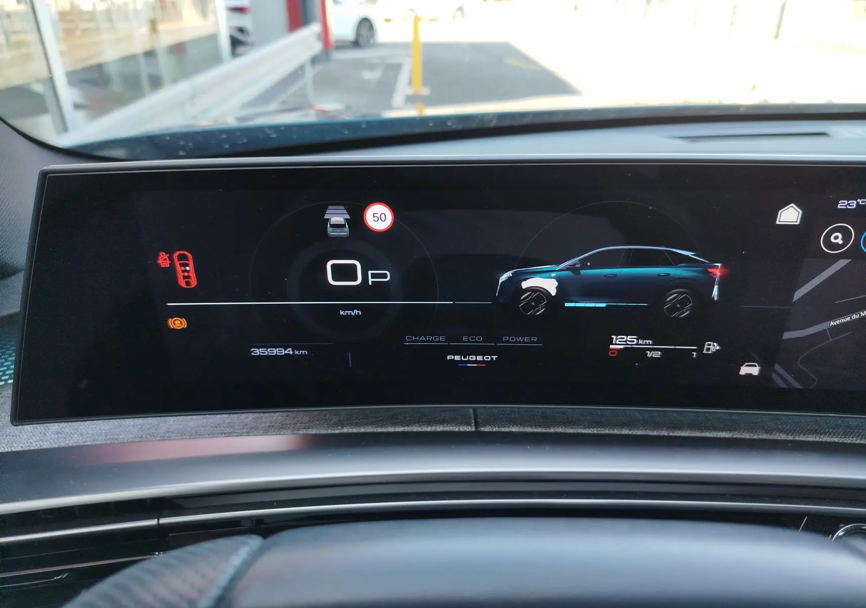 Tableau de bord numérique du Peugeot 3008 hybride 2024, affichant la silhouette bleue du véhicule et les informations de conduite.