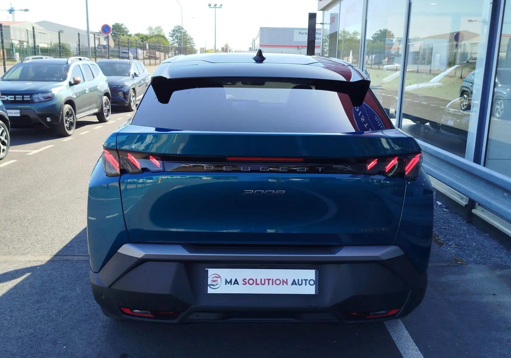 Vue arrière d'un Peugeot 3008 Bleu Obsession 2024 avec feux arrière LED distinctifs et toit noir brillant.
