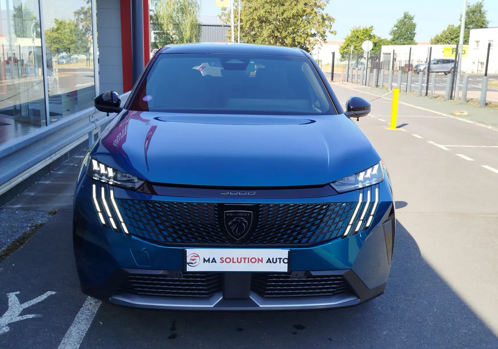 Vue avant d'un Peugeot 3008 Bleu Obsession 2024 avec calandre noire et feux LED distinctifs allumés.