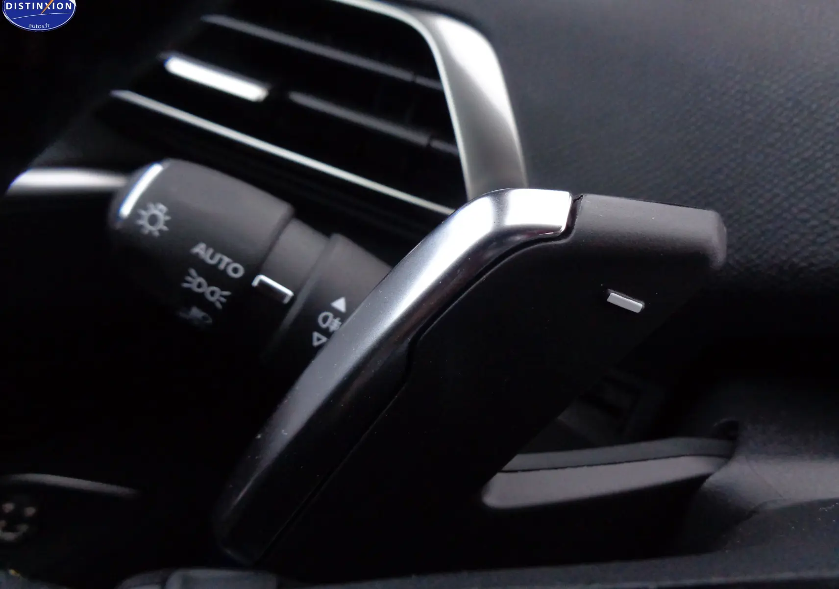 Gros plan sur la palette de changement de vitesse argentée et noire du Peugeot 3008 gris platinium 2023.