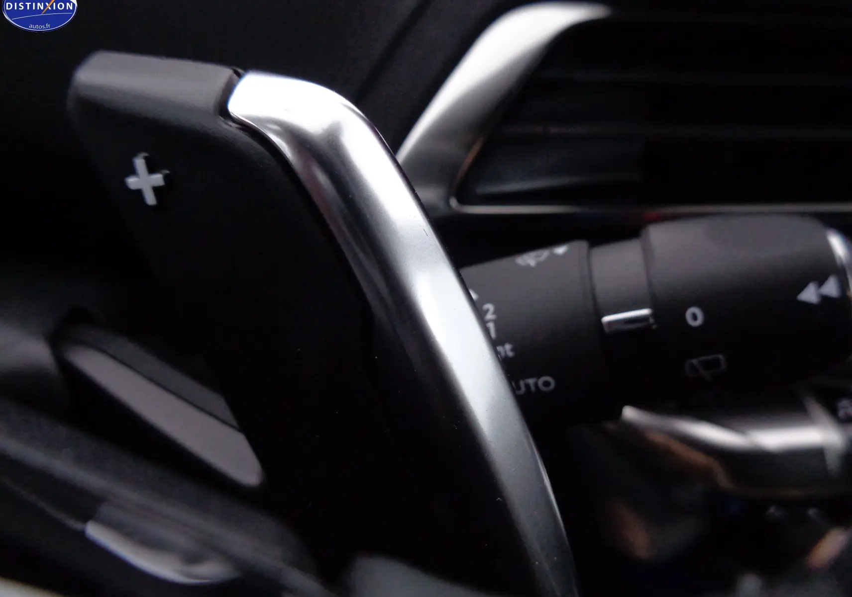 Gros plan sur la palette de changement de vitesse + côté droit du Peugeot 3008 gris platinium 2023.